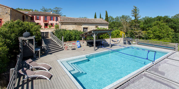 grande piscine avec vue sur les Pyrénées