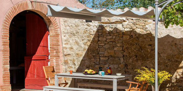 terrasse d'été à Anguyales location de prestige dans le sud-ouest.