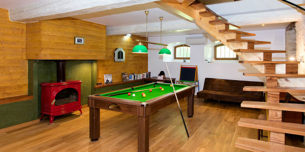 Salle de billard dans demeure de luxe à la location à Montmaur, aude